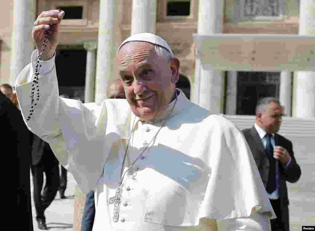 Le pape François quitte la fin de l&rsquo;audience hebdomadaire à la place Saint-Pierre au Vatican 1 Octobre, 2014 REUTERS / Tony Gentile 