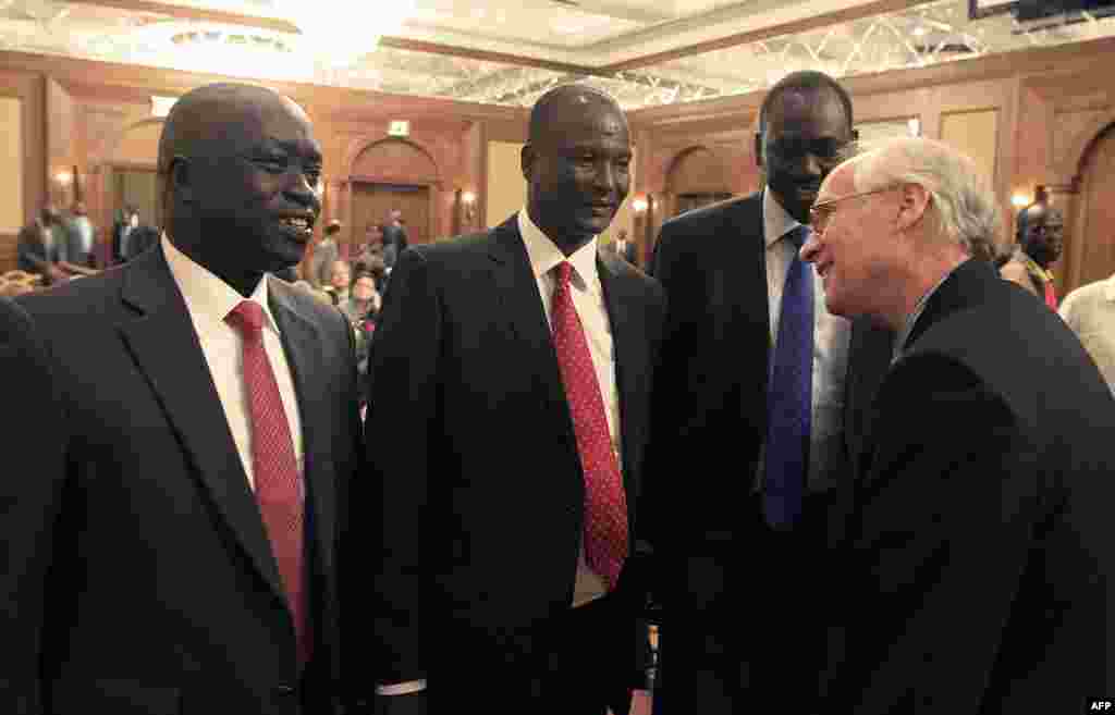 Members of South Sudan&#39;s rebel delegation talk with US Envoy to Sudan and South Sudan Donald E. Booth (R) on Jan. 4, 2014 during talks in Addis Ababa to try to broker a ceasefire deal between government and rebel forces.