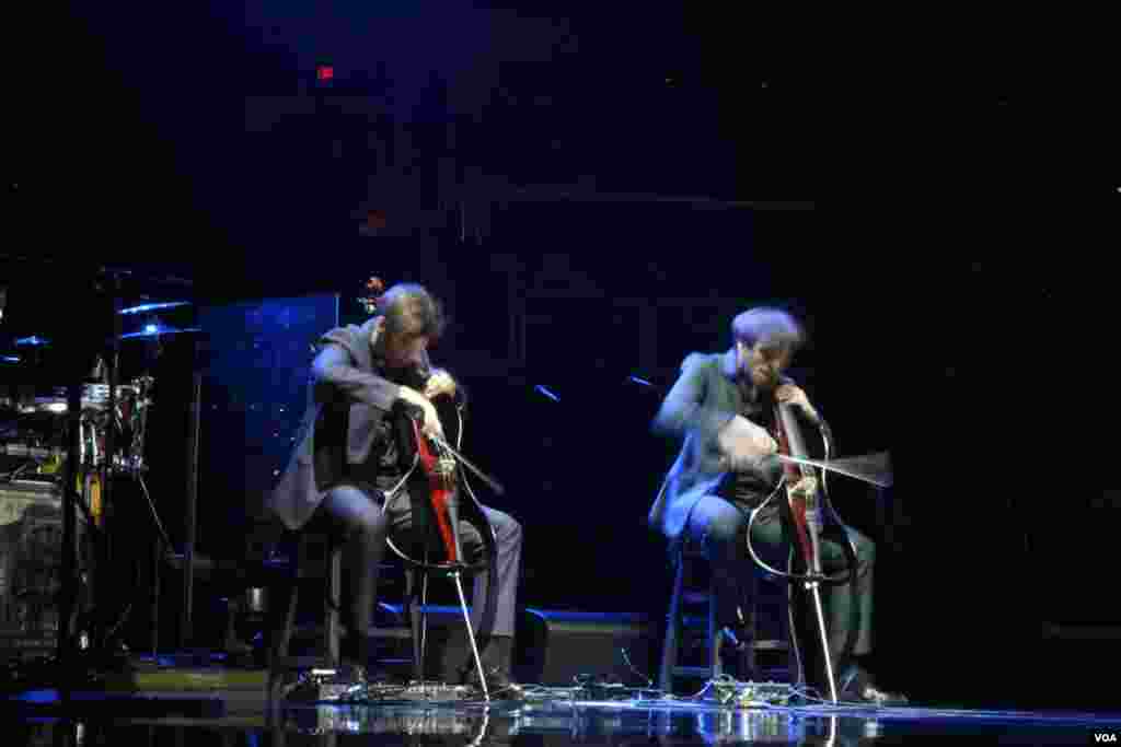 Dos músicos jóvenes a rirmo de violín acompañaban magistralmente a Elton John a ritmo de Rock and Roll.