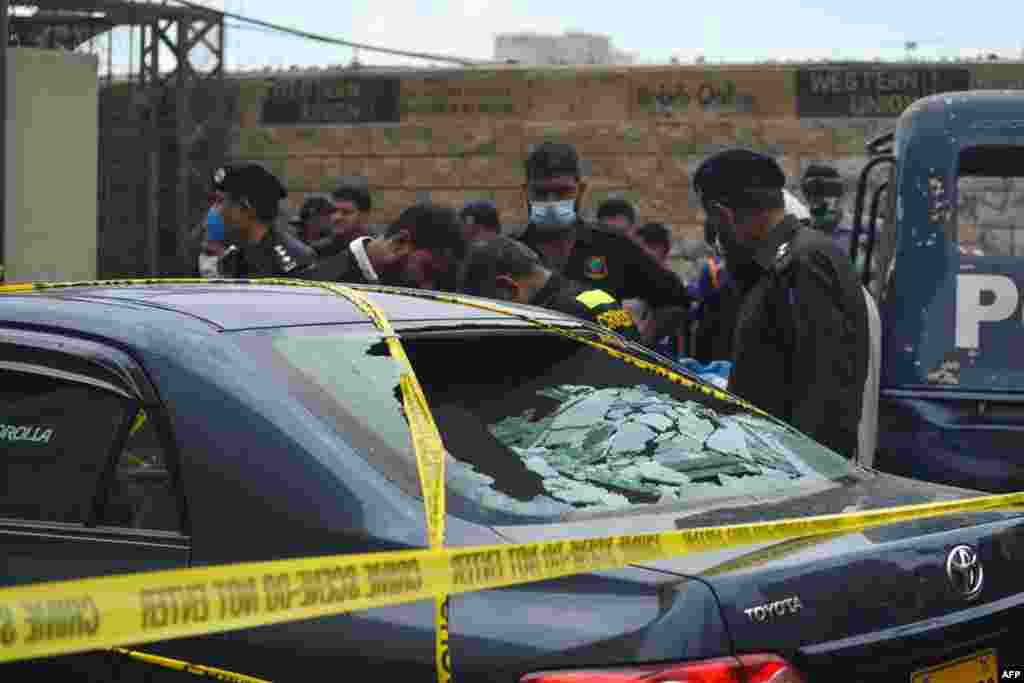 سیکیورٹی اہلکاروں اور حملہ آوروں میں فائرنگ کے تبادلے کی زد میں گاڑی بھی آئی۔