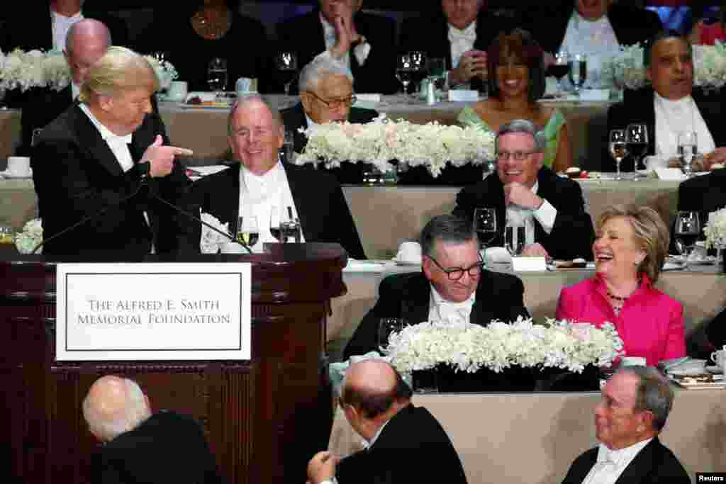 لحظه نادری بین کاندیدهای ریاست جمهوری آمریکا.&nbsp; خنده&zwnj;&zwnj; هیلاری کلینتون، نامزد دموکراتیک، به جوک دونالد ترامپ، نامزد جمهوری خواه، در یک شام خیریه در شهر نیو یورک.&nbsp;