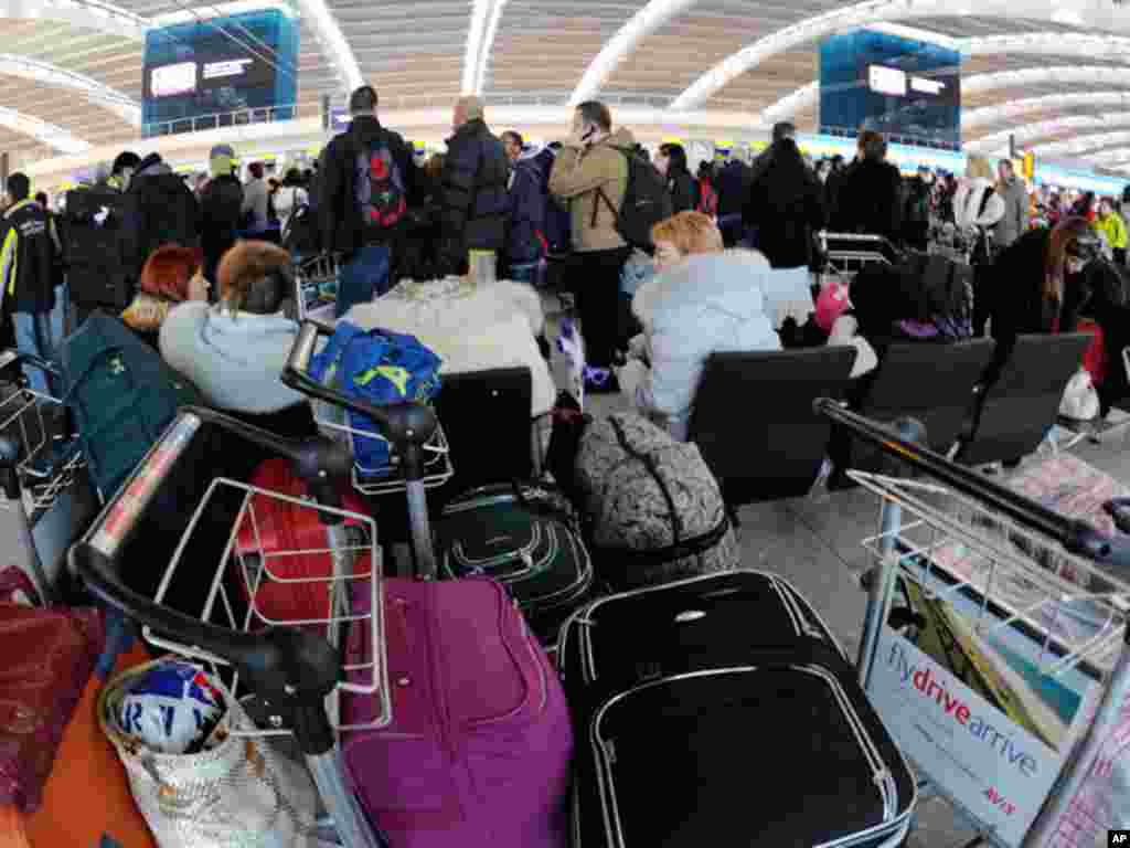 Passengers queue in Terminal 5 at Heathrow Airport in west London December 21, 2010. Snow and freezing temperatures continued to ground flights to and from Britain on Tuesday, with travellers hoping to get away for Christmas likely to suffer delays and ca