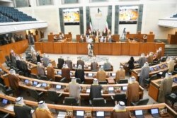 Pengambilan sumpah jabatan Emir baru Kuwait, Sheikh Nawaf Al Ahmad Al Sabah (tengah, di podium) di Majelis Nasional Kuwait di Kuwait, Rabu, 30 September 2020.