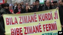 Endamên Tevgera Ziman û Perwerdeya Kurdî (TZP) di rêçûyîneke de daxwaz dikin ku zimanê Kurdî jî wekî Tirkî bibe zimanê fermî