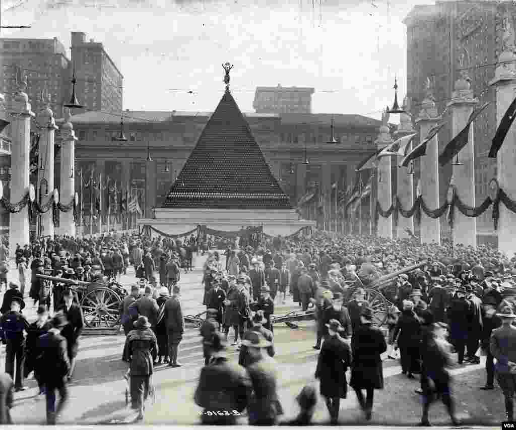 Nyu Yorkun Grand Central Terminal-ında ABŞ əsgərləri Birinci Dünya Müharibəsində ələ keçirdikləri alman dəbilqələrindən piramida qurublar. 1918.