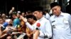 Presiden Joko Widodo didampingi Bupati Lamongan, M Fadeli (kanan), seusai blusukan di Pasar Sidoharjo, Lamongan, Jawa Timur, Senin (19/11). (Foto courtesy: Setneg RI)