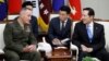 El General Joseph Dunford conversa con el ministro de Defensa surcoreano, Song Young-moo durante una reunión en Seúl, Corea del Sur, el lunes 14 de agosto.