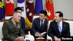 Kepala Staf Gabungan AS, Jendral Joseph Dunford berbicara dengan Menhan Korsel Song Young-moo dalam sebuah pertemuan di Kemenhan di Seoul, Korea Selatan, 14 Agustus 2017 (foto: REUTERS/Kim Hong-Ji)