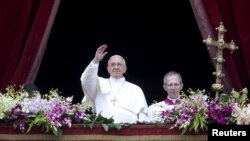 罗马天主教宗方济各在梵蒂冈对圣彼得广场上的民众讲话（2015年4月5日）