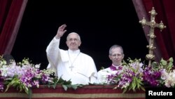 ສັນຕະປາປາ Francis ໂບກມື ຕໍ່ຜູ້ມາຟັງສານຂອງພະອົງ ທີ່ ຈະຕຸລັດ St. Peter ທີ່ນະຄອນ Vatican ວັນທີ 5 ເມສາ 2015. 