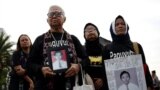 Para ibu yang kehilangan anak selama kekacauan politik tahun 1998 mengambil bagian dalam protes bisu mingguan "Kamisan" terhadap pelanggaran hak asasi manusia di luar istana presiden di Jakarta, 17 Mei 2018. (Foto: ilustrasi - Reuters/Willy Kurniawan)