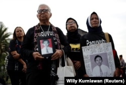 FILE - Para ibu yang kehilangan anak selama kekacauan politik tahun 1998 mengambil bagian dalam protes bisu mingguan "Kamisan" terhadap pelanggaran hak asasi manusia di luar istana presiden di Jakarta, 17 Mei 2018. (Foto: Reuters/Willy Kurniawan)