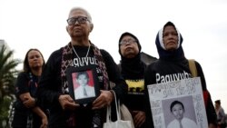 Para ibu yang kehilangan anak selama kekacauan politik tahun 1998 mengambil bagian dalam protes bisu mingguan "Kamisan" terhadap pelanggaran hak asasi manusia di luar istana presiden di Jakarta, 17 Mei 2018. (Foto: Reuters/Willy Kurniawan)