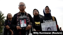 Para ibu yang kehilangan anak selama kekacauan politik tahun 1998 mengambil bagian dalam protes bisu mingguan "Kamisan" terhadap pelanggaran hak asasi manusia di luar istana presiden di Jakarta, 17 Mei 2018. (Foto: Reuters/Willy Kurniawan)