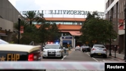 26일 총기사건이 발생한 플로리다 잭슨빌의 '더 잭슨빌 랜딩' 입구를 경찰들이 지키고 있다. 