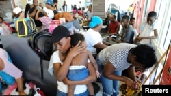 Жители, оставшиеся без крыши над головой из-за урагана «Дориан» на Багамских Островах. Сентябрь 2019 г.