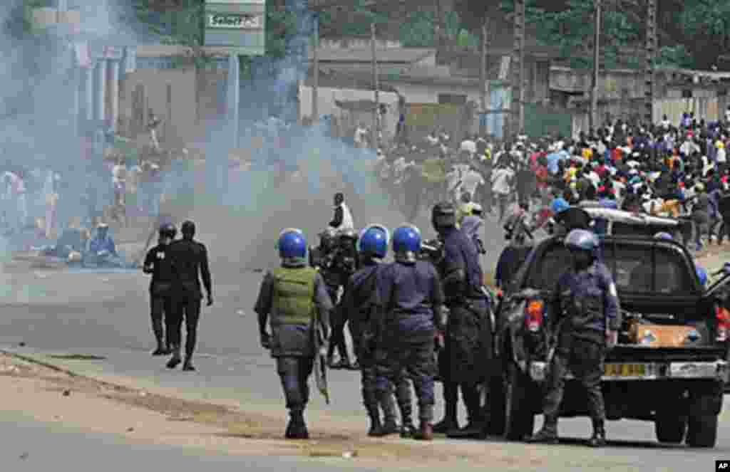 Des soldats loyaux à Laurent Gbagbo dispersant des partisans de Ouattara à Abidjan.