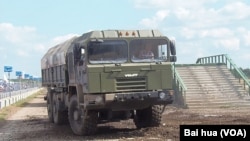 白俄罗斯重型载重卡车技术世界闻名，俄罗斯各种导弹发射车都使用白俄罗斯底盘，中国也从白俄罗斯获取了相关技术。白俄罗斯军用卡车在2015年的莫斯科武器展上表演。(美国之音白桦拍摄）