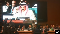 28일 이집트에서 개막한 아랍리그에서 바레인의 하마드 빈 이사 알 칼리파 국왕이 연설하고 있다. 