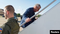 Bộ trưởng Quốc phòng Hoa Kỳ Chuck Hagel đáp máy bay đi Trung Đông, ngày 20/4/2013.