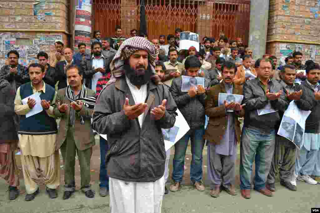 Shi'ite Muslims hold a silent protest a day after deadly blasts in Quetta, Pakistan, January 11, 2013. (H. Samsoor/VOA) 