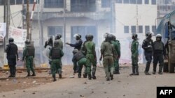 La police guinéenne se rassemble pour disperser les manifestants lors d'un rassemblement de l'opposition à Conakry le 23 octobre 2018.