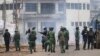 La police se prépare à disperser les manifestants lors d'un rassemblement de l'opposition à Conakry, Guinée,le 23 octobre 2018.