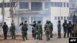 La police se prépare à disperser les manifestants lors d'un rassemblement de l'opposition à Conakry, Guinée,le 23 octobre 2018.