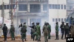 La police guinéenne se rassemble pour disperser les manifestants lors d'un rassemblement de l'opposition à Conakry le 23 octobre 2018.