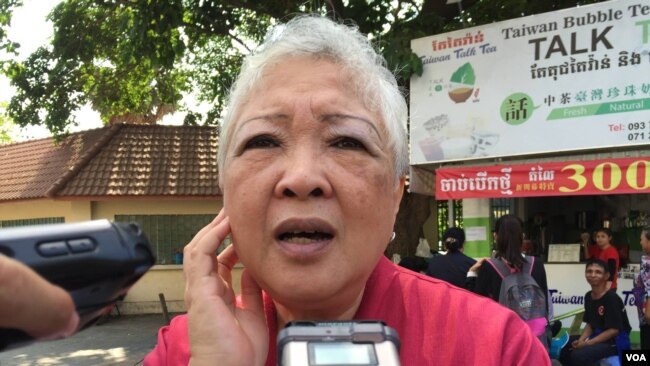 រូបឯកសារ៖ លោកស្រី ធីតា ឃឹះ នាយិកាប្រតិបត្តិនៃអង្គការសីលការ ថ្លែងប្រាប់ក្រុមអ្នកសារព័ត៌មាន អំពីជំហររបស់ក្រុមអង្គការសង្គមស៊ីវិល ក្នុងការពារស្រីមុំ កាលពីថ្ងៃអង្គារ ទី១៩ ខែមេសា ឆ្នាំ២០១៦។ (ហ៊ុល រស្មី/VOA)