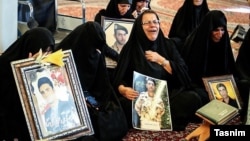خانواده سربازان کشته شده در تصادف اتوبوس سربازان در نی ریز استان فارس