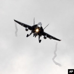 Um avião caça F-18 canadiano partindo para operações no céu líbio
