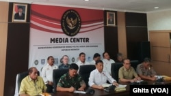 Menko Polhukam Wiranto didampingi oleh Panglima TNI Hadi Tjahjanto, perwakilan Polri dan staf khusus Kemenko Polhukam dalam konferensi pers di Kantor Kemenko Polhukam, Jakarta, Senin, 9 September 2019. (Foto: VOA/Ghita).