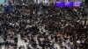 홍콩 국제공항서 대규모 반정부 시위...EU, 존슨 재협상 제안 일축