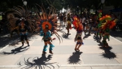 Miembros de Danza Azteca Guadalupana bailan durante un evento para conmemorar el Día de los Pueblos Indígenas en los terrenos del Capitolio en Austin, Texas, Estados Unidos, el 9 de octubre de 2021. REUTERS / Pu Ying Huang