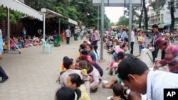 Warga antri untuk mendapatkan pengobatan gratis untuk anak-anak mereka dari rumah sakit Kantha Bopha di Phnom Penh, Kamboja (4/7). Penyakit misterius telah menyebabkan meninggalnya lebih dari 60 anak di Kamboja. 