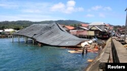 27일 인도네시아 암본에서 지진이 발생한 후 전통시장 건물이 무너졌다. 