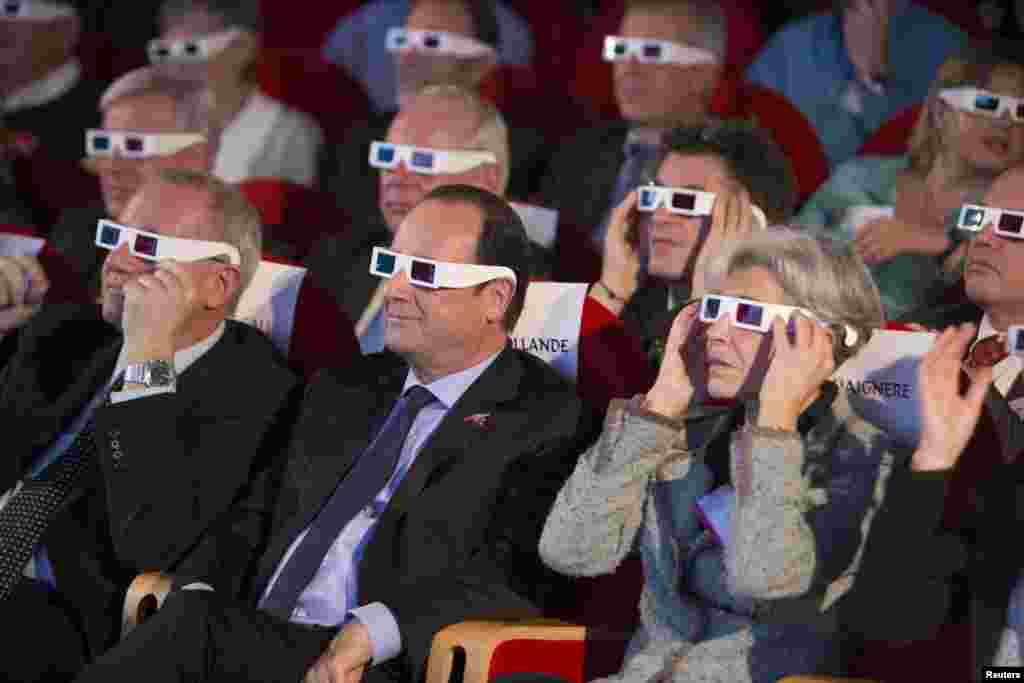 French National Center for Space Studies President Jean-Yves Le Gall, French President Francois Hollande and former French astronaut Claudie Haignere wear 3-D glasses at the Cite des Sciences at La Villette in Paris as they follow the successful landing of of the Philae lander on comet 67P/ Churyumov-Gerasimenko.