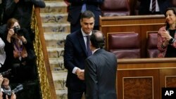 ماریانو راخوی، نخست‌وزیر برکنار شده با گزینه نخست وزیری دست می دهد. 