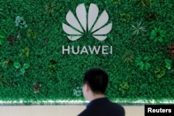 FILE PHOTO: Logo of Huawei is seen at its showroom in Shenzhen, Guangdong province, China, March 29, 2019.