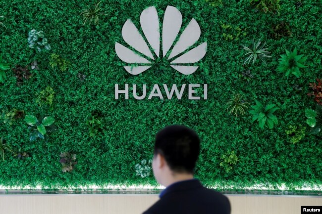FILE PHOTO: Logo of Huawei is seen at its showroom in Shenzhen, Guangdong province, China, March 29, 2019.