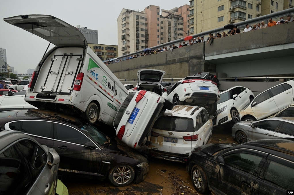 河南省郑州市遭暴雨侵袭后一个隧道口的汽车。（2021年7月22日）(photo:VOA)