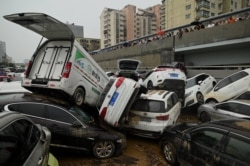 河南省鄭州市遭暴雨侵襲後一個隧道口的汽車。（2021年7月22日）