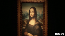 Lukisan Mona Lisa tetap utuh tanpa kerusakan pada hari Minggu, setelah seorang pengunjung museum Louvre berusaha memecahkan kaca pelindung lukisan paling terkenal di dunia. (Foto: Reuters)
