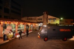 Mobil jihandak mengamankan kompleks Wihara Ekayana Arama atau Ekayana Buddhist Centre di Jakarta, 5 Agustus 2013, setelah ledakan bom di lokasi vihara malam sebelumnya. (Foto: AFP)