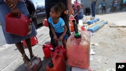 Porodice u Portoriku čekaju u redovima za benzin