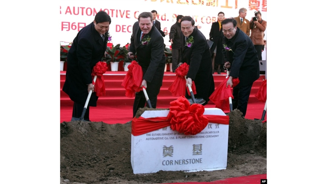 2004年12月6日,北京市委书记刘琪(左一),北京市长王岐山(左三),北京市委秘书长孙政才(右)和德国总理施罗德在北京的梅赛德斯-奔驰工厂奠基典礼上铲土。