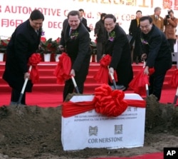 2004年12月6日，北京市委书记刘琪（左一），北京市长王岐山（左三），北京市委秘书长孙政才（右）和德国总理施罗德在北京的梅赛德斯-奔驰工厂奠基典礼上铲土。