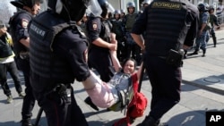 Một người biểu tình bị cảnh sát bắt hôm 27/7.
