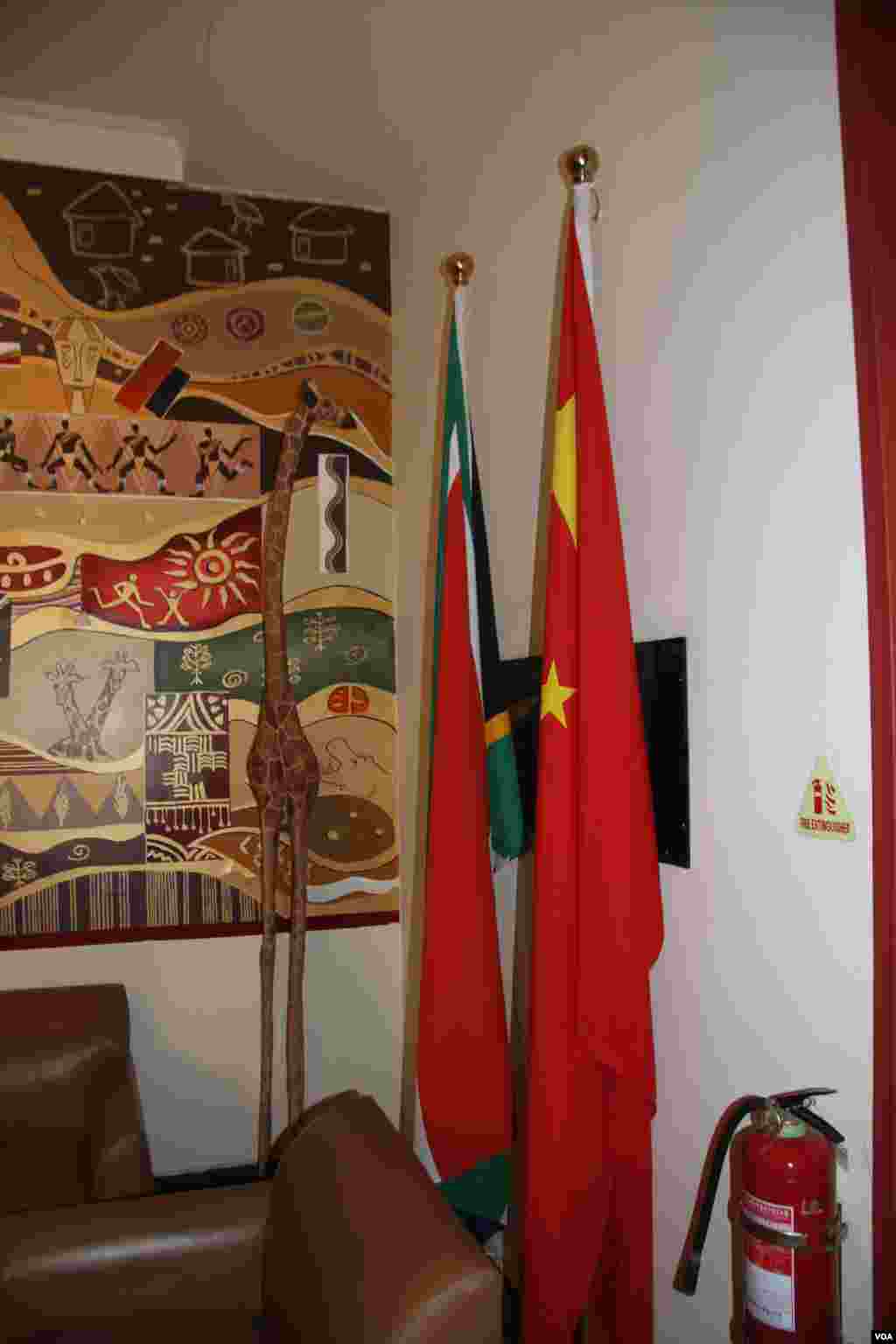 使馆内南非国旗和中国国旗（美国之音东方拍摄）